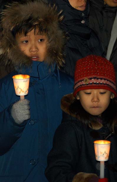 한 남매가 100만 촛불 잇기 시위에 동참하고 있다. 